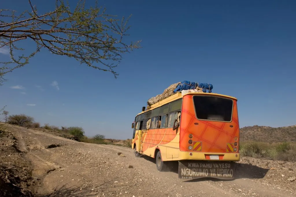 Vista posteriore di un autobus che viaggia su una strada sterrata, Tanzania, Africa