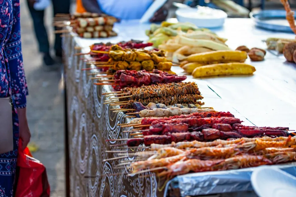 Cibo di strada Forodhani sul lungomare, Stone town, Zanzibar.