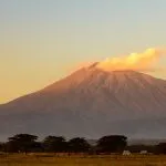 Blick auf den Berg Meru bei Sonnenuntergang vom Flughafen Arusha, Tansania