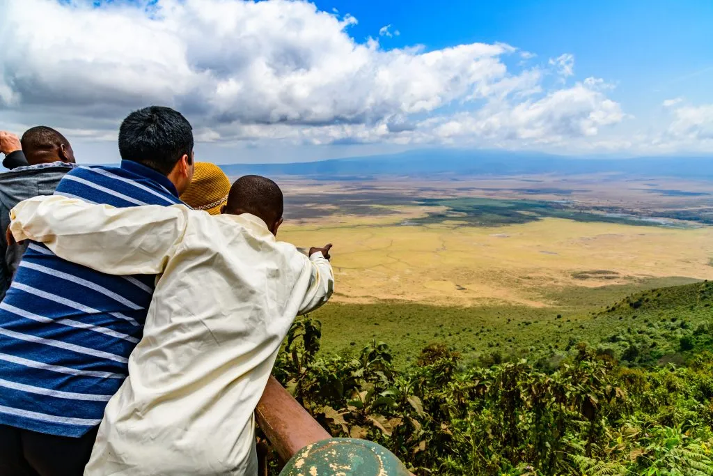 Vista del cratere di Ngorongoro in Tanzania. Area di conservazione di Ngorongoro. Paesaggio africano. Guida che mostra qualcosa ai turisti
